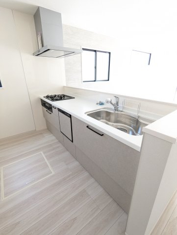 水戸市堀町　25期のキッチン|三口コンロでお料理もスムーズ！うれしい食洗器付きで時短に繋がり～家事もラク～！！