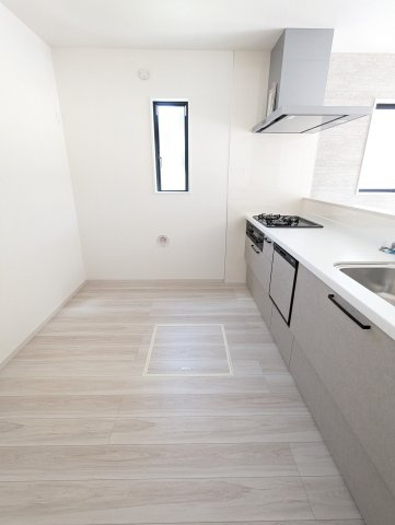 水戸市堀町　25期のキッチン|キッチン後ろのスペースに余裕があるので、お気に入りの食器棚を配置していただけます