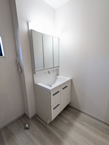 水戸市堀町　25期の独立洗面台|広々脱衣スペース！毎朝おしゃれに忙しい女性の方にうれしいポイントです！