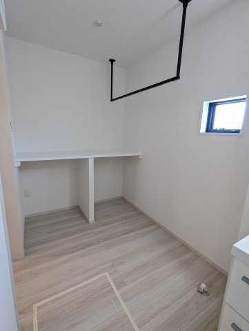 水戸市堀町　25期の独立洗面台|アイロンがけや洗濯物をたたむのにちょうどいいカウンター、洗濯干し用のバーも使えます