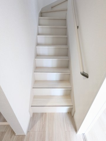 水戸市堀町　25期の内装|階段は手すり付きで小さなお子様も安心です