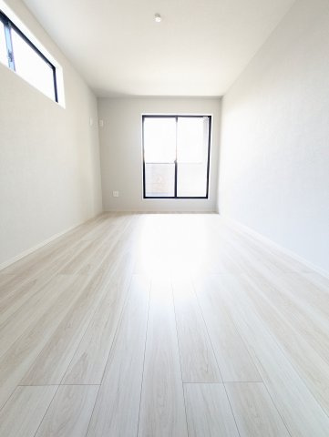 水戸市堀町　25期の洋室|明るい洋室です。採光・通風が良く毎朝気持ち良く起床ができ・・日中も日差しが降り注ぐ～暖かいお部屋です