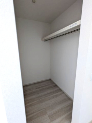 水戸市堀町　25期の収納|ウォークインクローゼットには衣類だけでなく、趣味のグッズもたっぷり収納できます