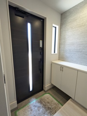 水戸市堀町　25期の玄関|玄関窓から光が差し込む明るい玄関です！白を基調としているのでスッキリとしています♪