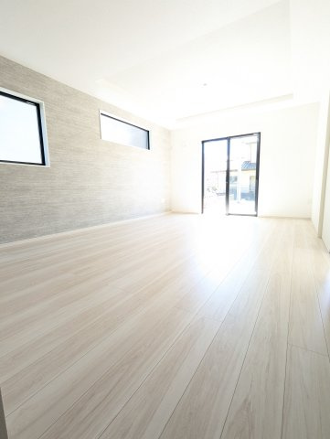 水戸市堀町　25期の洋室|リビングの写真です。大きな窓があり陽射しが差し込みます。お子様の目を離すことなく片付け・お料理ができ安心です～♪