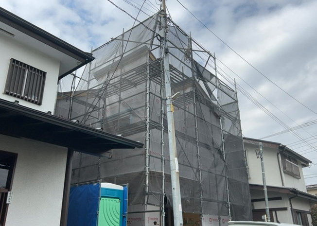 【外観】 | バルコニーは、室外の専用スペースのうち、「屋根がなく開放された空間」であるものを指します。ベランダより広いタイプのものが多く、日当たりもよいため家庭菜園などを楽しみたい人にとって適した環境となります。