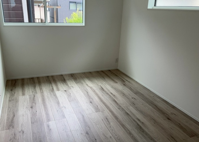 【洋室】 | 洋室のメリットは重い家具が置きやすく、身の回りが整理しやすいことです。 床がフローリングのため畳とは異なり凹みにくいです。 クローゼットなど収納が豊富で、普段使わない旅行カバンや服の整頓も簡単にです。