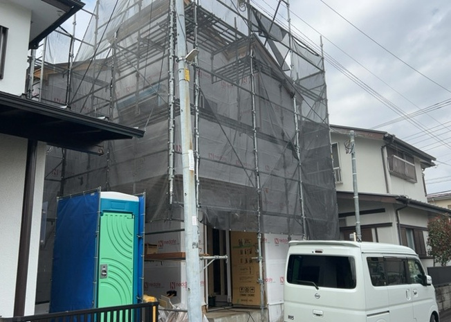 【外観】 | 木造住宅とは土台、壁、柱など建築物の強度を支える構造体の材に木が使用されている構造を指します。構造体は建物の自重を支えるだけではなく風圧や水圧、積裁荷重などあらゆる衝撃に耐えるための基礎です。