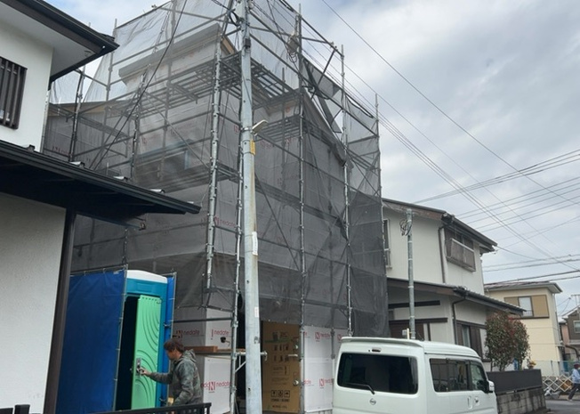 【外観】 | 現地に行くなら、物件の周囲の地形がどうなっているかを見ることも大切です。周辺より低くなっている土地では、大雨などで水が集まりやすいため、地盤が弱くなっているということも考えられるため、注意が必要です。