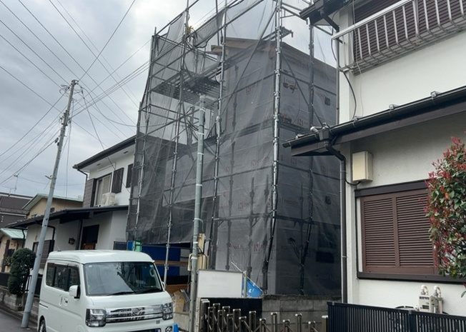 【外観】 | 道幅が狭い場所は比較的土地の値段が低いことが多く、また交通量が少ないため騒音が少なく静かな環境で過ごせます。また、小さいお子様がいるご家庭も安心です。一方で車の駐車が難しいというデメリットもあります。