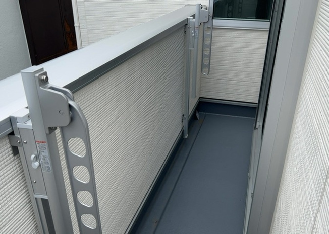 【バルコニー】 | バルコニーは、室外の専用スペースのうち、「屋根がなく開放された空間」であるものを指します。ベランダより広いタイプのものが多く、日当たりもよいため家庭菜園などを楽しみたい人にとって適した環境となります。