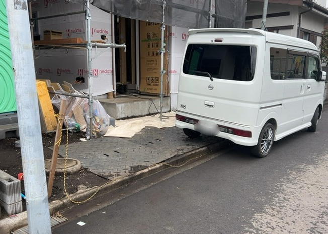 【駐車場】 | 車一台あたりに必要なスペースは、標準サイズの普通自動車で横幅2m50cm、長さ5mは必要になります。ただし、乗降のことも考慮して横幅3m30cm、長さ5m50cmほどは確保できるところを選びましょう。