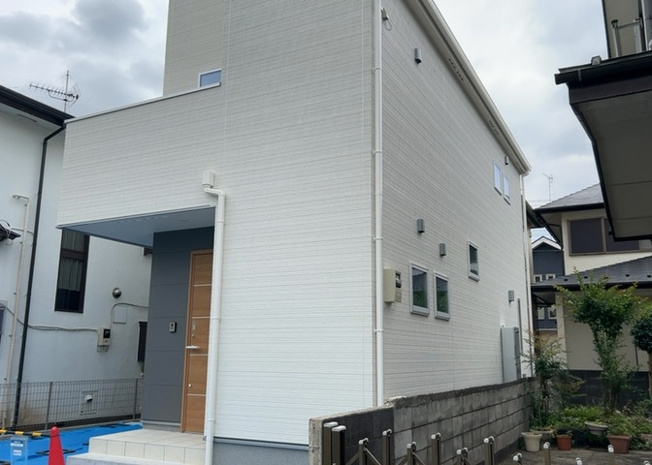 【外観】 | ついに完成致しました！現地をご見学に行く際は、道路の幅や周辺の交通量、施設などをご確認頂くことをおすすめします！物件の流れが早いため、内見をしたい方はお早めに当社営業までお問い合わせ頂きご予約下さい！