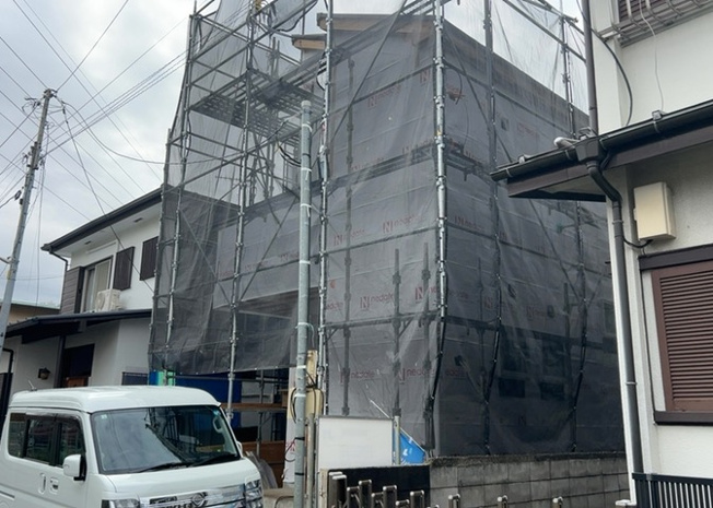 【外観】 | 現在は上棟となっています。現地をご見学に行く際は、道路の幅や周辺の交通量、施設などをご確認頂くことをおすすめします！ある程度イメージをつけたいという場合は、同売主の施工事例や完成パースもお見せします。