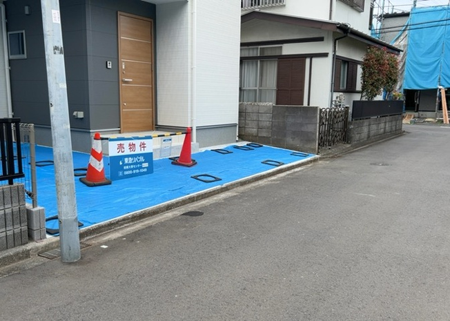【前面道路含む現地写真】 | 住宅用の土地では前面道路に2m以上接していなければならないと法律で定められています。しかし、お持ちの車のサイズやライフスタイルなどにより、2mでは利便が悪い場合もございますので、事前に確認しましょう。