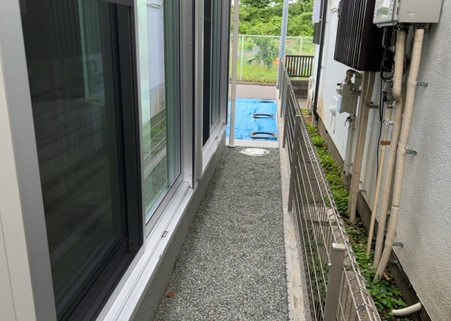 【庭】 | 庭があることでガーデニングや家庭菜園はもちろん、こどもの遊び場やペットを放して遊ぶことができます。また、家の周囲に余裕があるということです。隣地との間があれば、十分な日当たりと、風通しが確保できます。