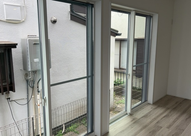 【内装】 | サッシとは、ガラス窓に使用される金属製の窓枠のことです。一般的に住宅建築では、金属製建具工事の段階で備え付けるもので、ガラス類や玄関、バスルームのスチール製のドアなどと同じタイミングで工事を行います。