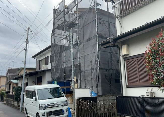 【前面道路含む現地写真】 | 住宅用の土地では前面道路に2m以上接していなければならないと法律で定められています。しかし、お持ちの車のサイズやライフスタイルなどにより、2mでは利便が悪い場合もございますので、事前に確認しましょう。