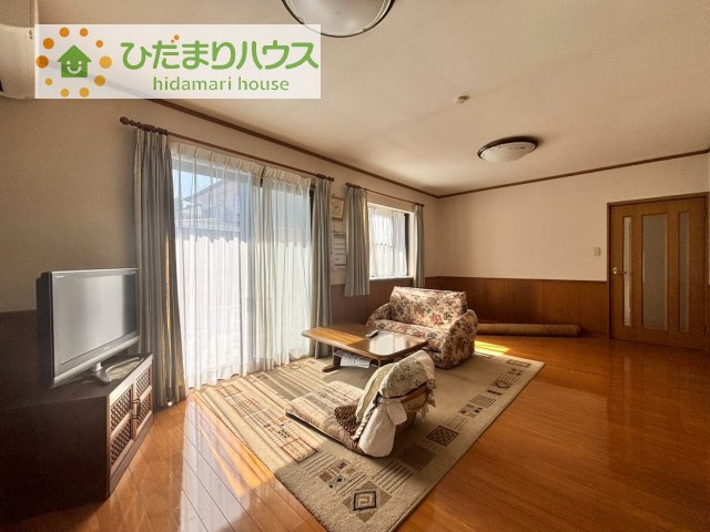 【居間・リビング】 | 牛久市岡見町　中古戸建 | リビングの窓からはあたたかな日差しが差し込みます(*'▽')