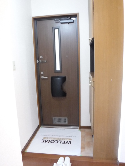 ロイヤルクレッセント西登戸の玄関