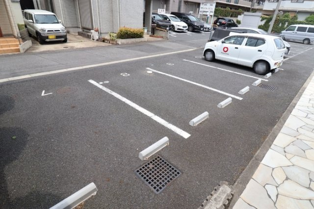 ロイヤルクレッセント西登戸の駐車場