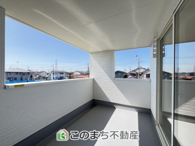 【バルコニー】 | Livele Garden.S古河諸川第13　 | 雨の日も安心のインナーバルコニー♪広々としており沢山のお洗濯も一度に外干し可能です♪
