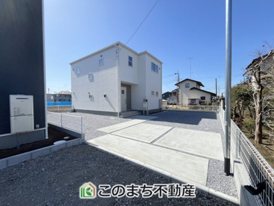 【駐車場】 | Livele Garden.S古河諸川第13　 | お車を並列で2台駐車可能です(車種によります)。駐車場の横はお庭スペースとしても利用可能。お子様も喜びそう♪
