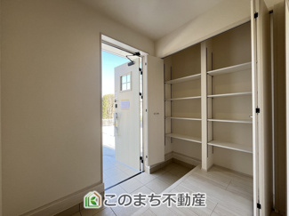 【玄関】 | Livele Garden.S古河諸川第13　 | 広々とした玄関スペース♪たくさんの靴を収納できる下駄箱もございます。
