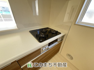 【キッチン】 | Livele Garden.S古河諸川第13　 | 三ツ口コンロ採用で、同時調理もスムーズ◎！お料理を並べられるカウンター付きで、配膳・片付けをサポート！リビングで過ごすご家族とコミュニケーションを楽しみながら作業可能です♪
