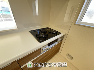【キッチン】 | Livele Garden.S古河諸川第13　 | 三ツ口コンロ採用で、同時調理もスムーズ◎！お料理を並べられるカウンター付きで、配膳・片付けをサポート！リビングで過ごすご家族とコミュニケーションを楽しみながら作業可能です♪
