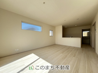 【居間・リビング】 | Livele Garden.S古河諸川第13　 | ナチュラルな色調で、窓を多く配置し光を取り込む明るいリビングは家族だんらんの空間です♪
お休みの日は一日中家でリラックス出来る安らぎの空間になります♪