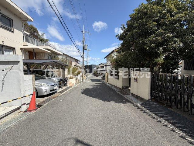 西安威1丁目　未入居一戸建ての前面道路含む現地写真
