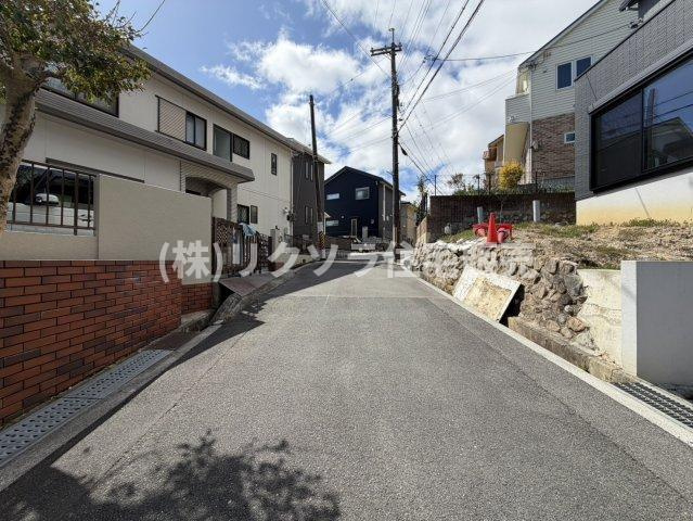 西安威1丁目　未入居一戸建ての前面道路含む現地写真