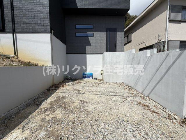 西安威1丁目　未入居一戸建ての駐車場