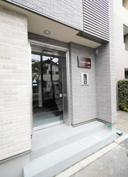 フォレストメゾン六義園のエントランス