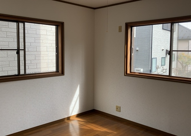 【洋室】 | 洋室のメリットは重い家具が置きやすく、身の回りが整理しやすいことです。 床がフローリングのため畳とは異なり凹みにくいです。 クローゼットなど収納が豊富で、普段使わない旅行カバンや服の整頓も簡単にです。