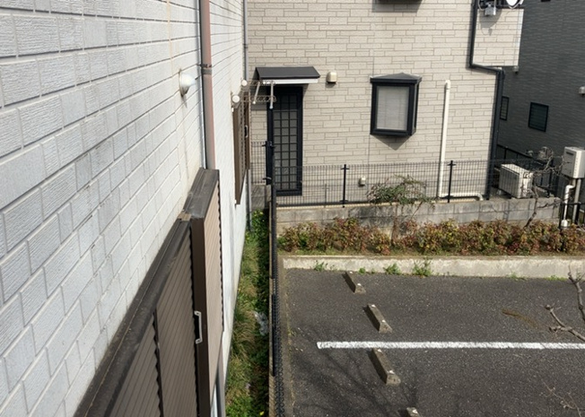 【バルコニー】 | バルコニーは、室外の専用スペースのうち、「屋根がなく開放された空間」であるものを指します。ベランダより広いタイプのものが多く、日当たりもよいため家庭菜園などを楽しみたい人にとって適した環境となります。
