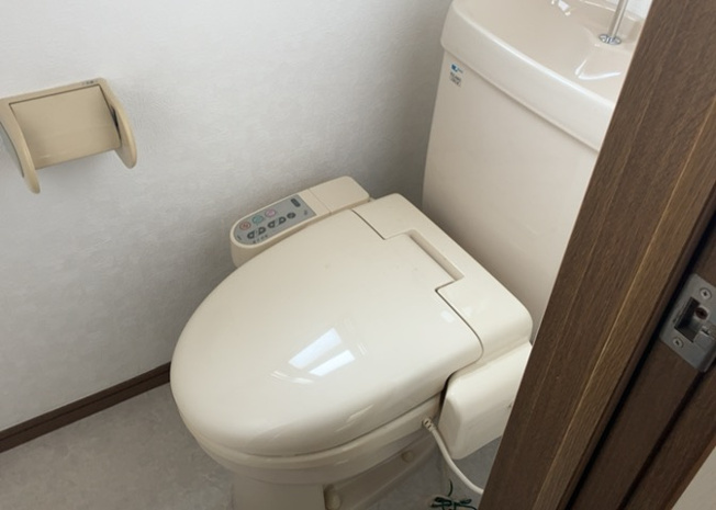 【トイレ】 | トイレは大きさや形、機能、抗菌性などが異なる多種多彩なタイプが各メーカーから出ています。それぞれに良さがあるため、事前にどういったタイプのトイレがいいのかをご家庭内で決めて、内見に行くといいでしょう。