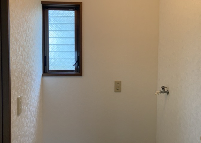 【脱衣所】 | 多くの戸建て住宅で見かける洗面脱衣所は、洗面台と洗濯機が2畳ほどのスペースに並べられていて、洗面所が脱衣所を兼ね備えている間取りが一般的です。お客様が利用することもある、パブリックな空間でもあります。