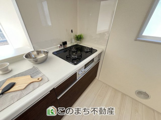 【キッチン】 | Livele Garden.S古河諸川第13　 | 三ツ口コンロ採用で、同時調理もスムーズ◎！お料理を並べられるカウンター付きで、配膳・片付けをサポート！リビングで過ごすご家族とコミュニケーションを楽しみながら作業可能です♪
