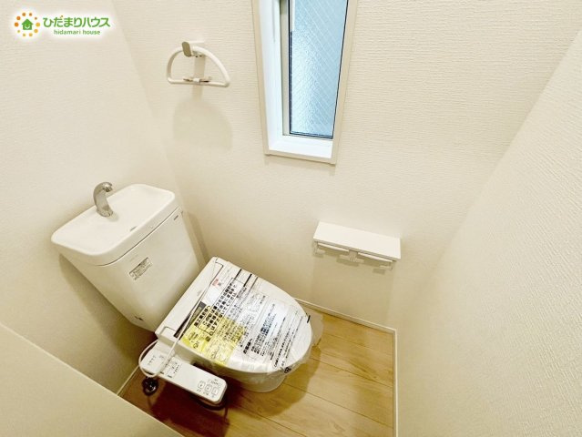 野田市野田第12　新築戸建　2号棟のトイレ|小窓が付いているので、トイレも明るい空間になっております♪							
