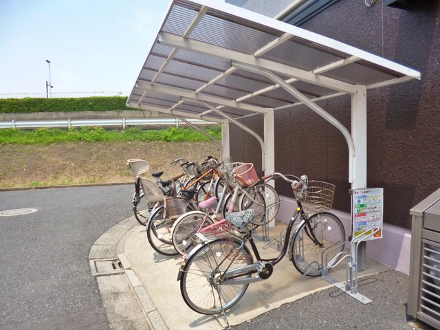 カネダイハウス３のその他共用部分|屋根つきの駐輪スペースです♪