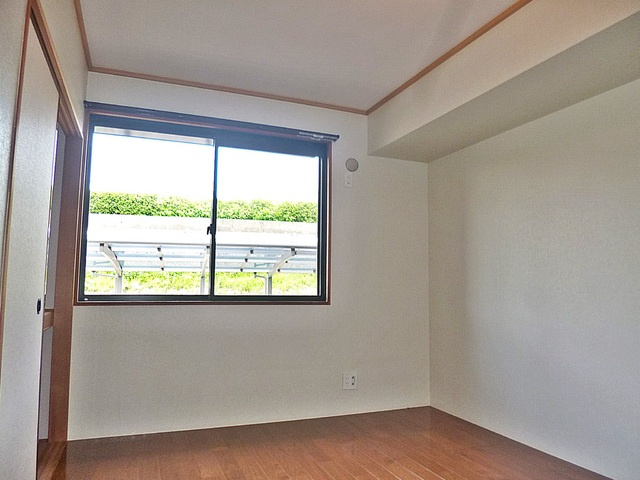 カネダイハウス３の寝室|土手側の洋室！室内明るいです♪