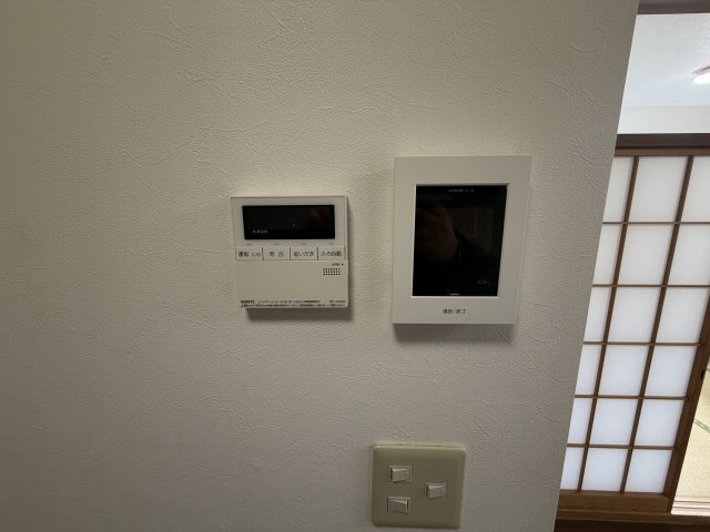 キャニオンマンション三鷹の防犯設備|給湯器ボタン（左）／インターホンモニター（右）