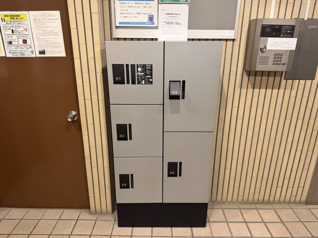 キャニオンマンション三鷹のエントランス|宅配BOXが設備されています。