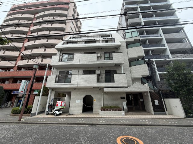 キャニオンマンション三鷹の外観|白を基調とした綺麗な外観です。