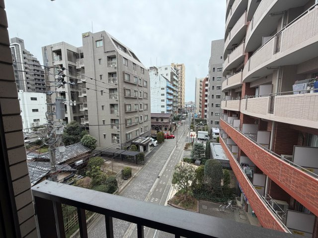 キャニオンマンション三鷹の展望|隣接マンションが奥まって建築されているため、南側の眺望が抜けていて開放感があります。