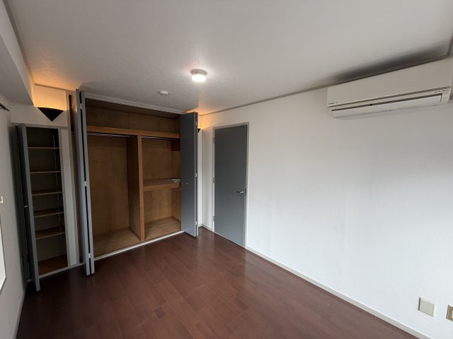 キャニオンマンション三鷹の洋室|約6.0畳で形もきれいな使い勝手の良い洋室です。2方向採光で陽の光が入ります。