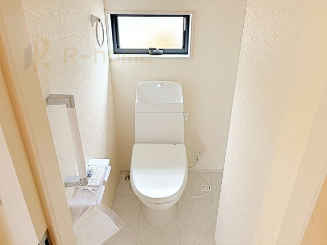 石岡市石岡3期　新築戸建て　1号棟のトイレ|温水洗浄便座付きのトイレ。
トイレが２ヵ所設置で朝の忙しい時間でも安心です。