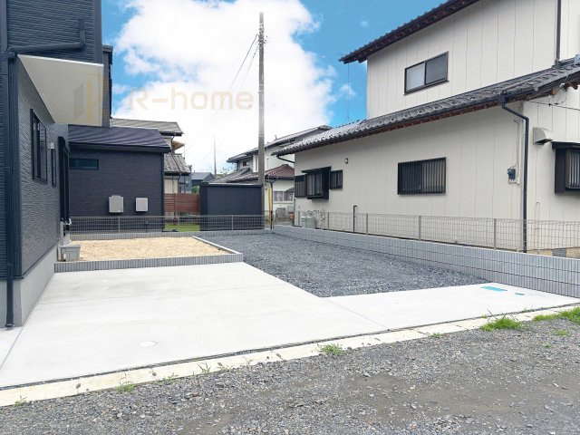 石岡市石岡3期　新築戸建て　1号棟の駐車場|カースペースは3台完備。ゲスト用のスペースも確保できますね♪